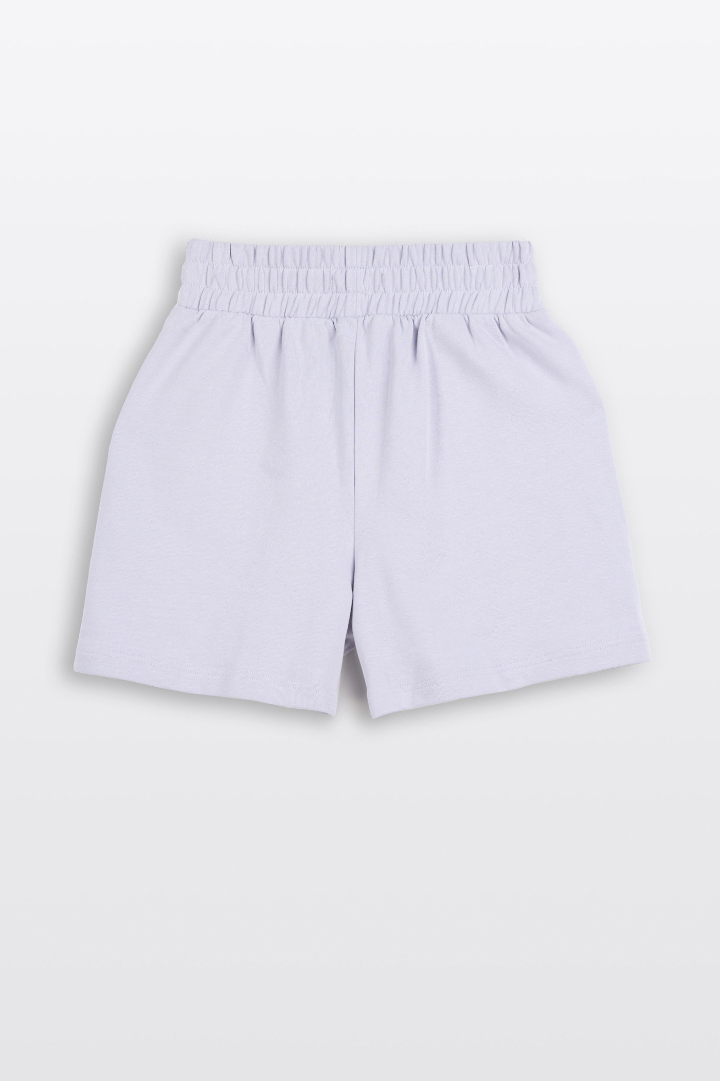 Jasnofioletowe krótkie spodenki z naszywką