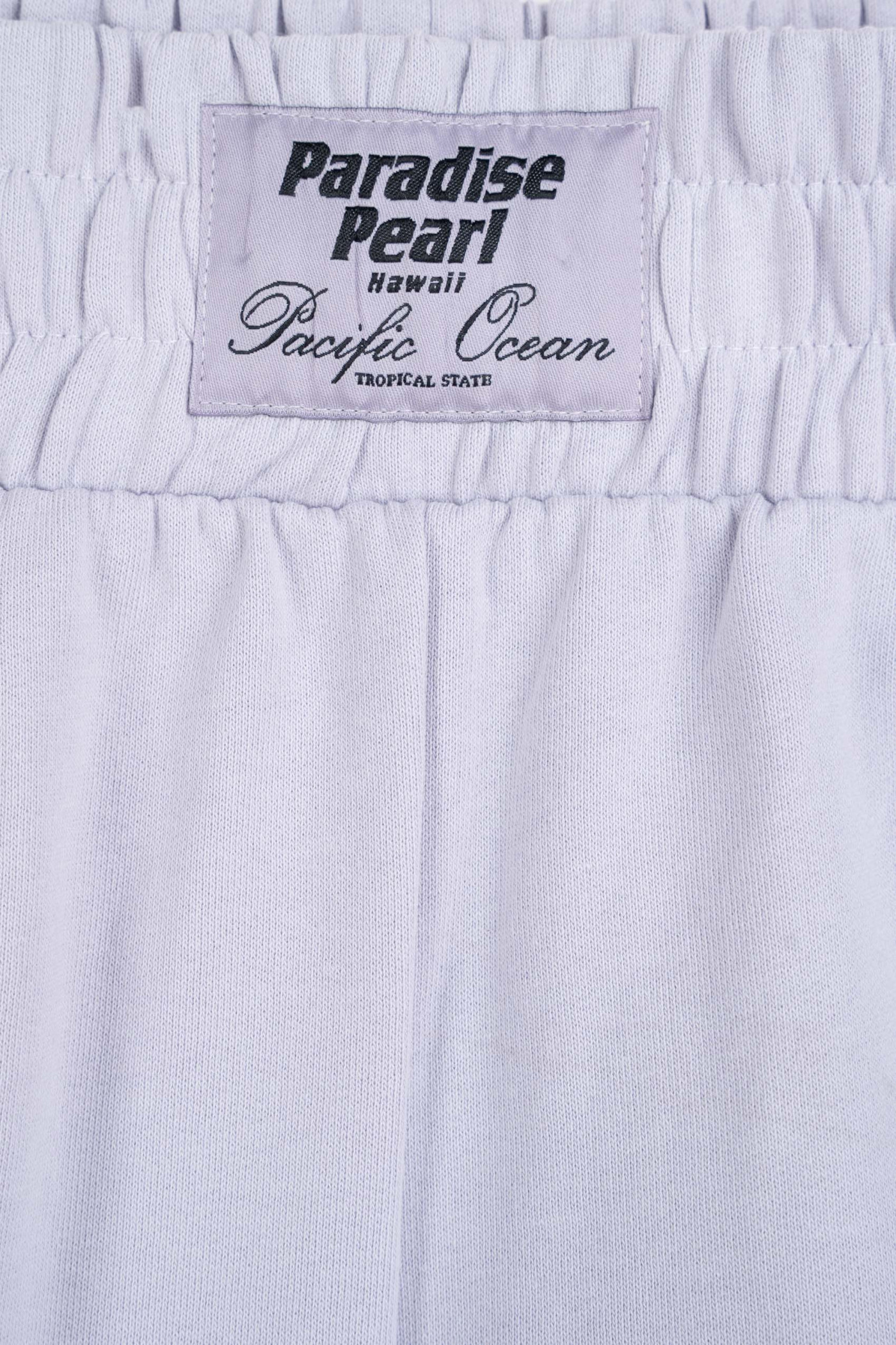 Jasnofioletowe krótkie spodenki z naszywką