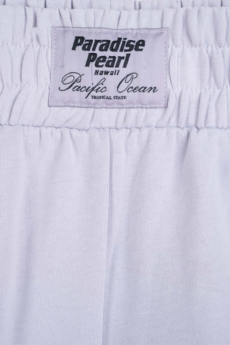 Jasnofioletowe krótkie spodenki z naszywką