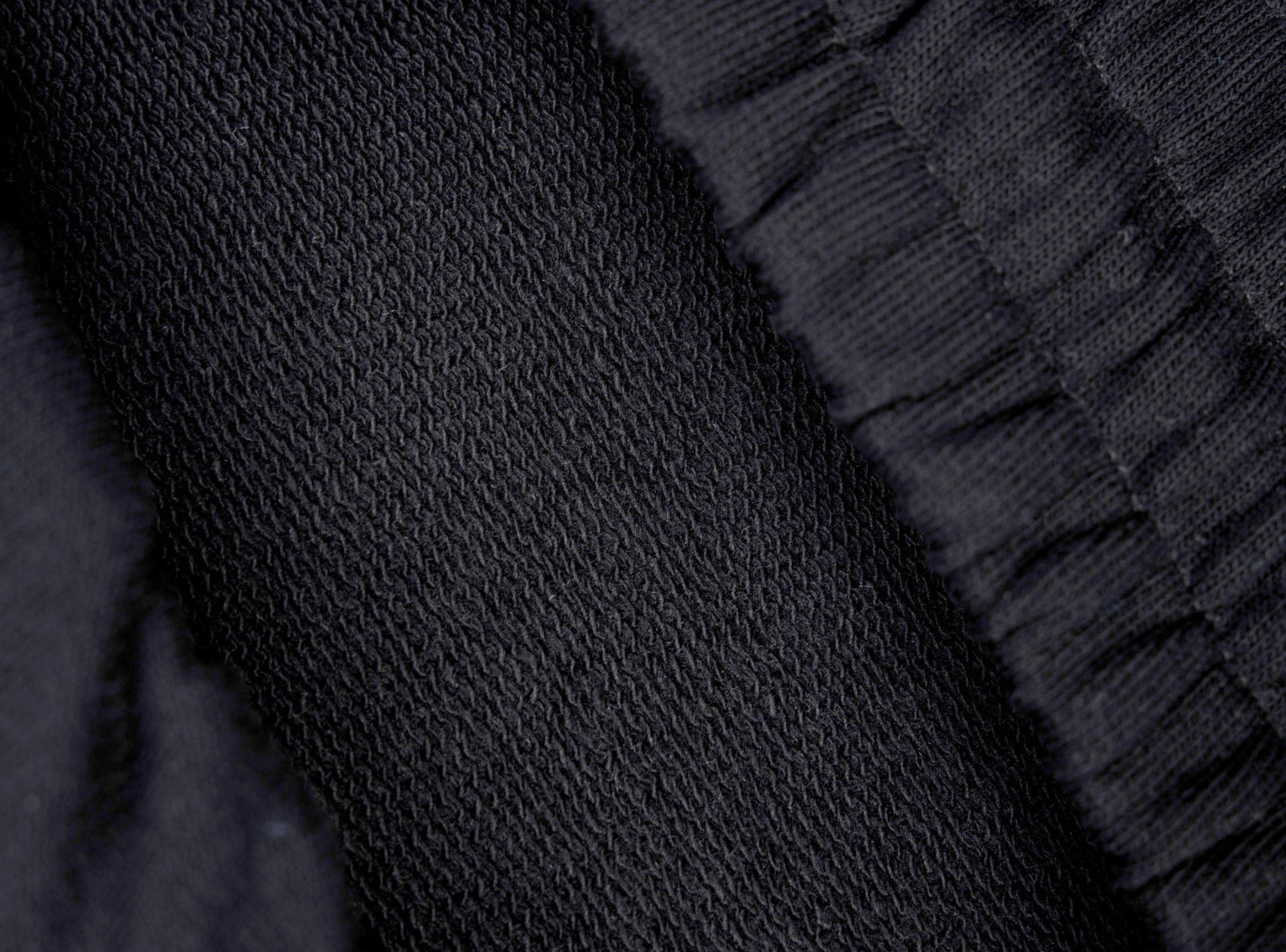 Czarne krótkie spodenki z białymi lampasami