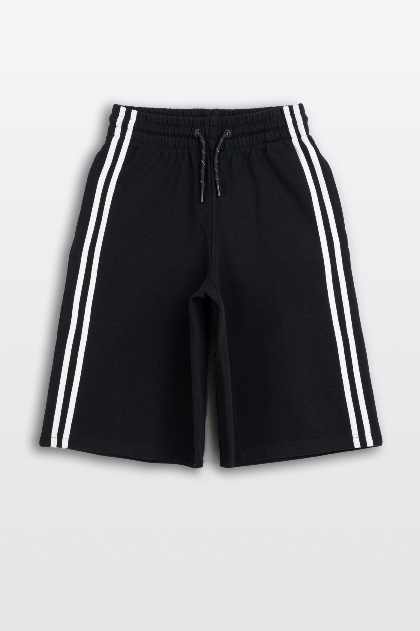 Czarne krótkie spodenki z białymi lampasami