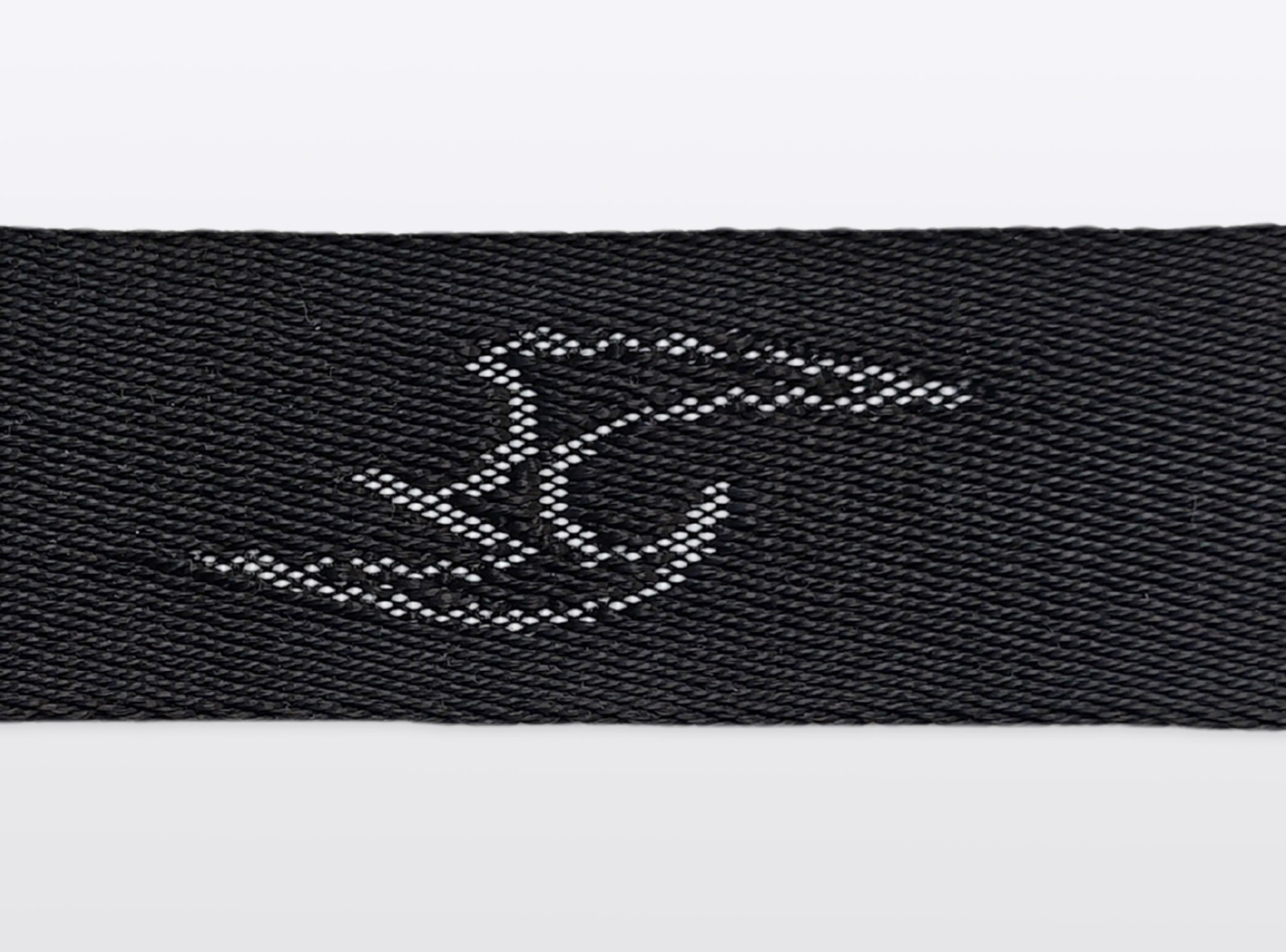 Czarny brelok z taśmy szutrowej z autorską grafiką