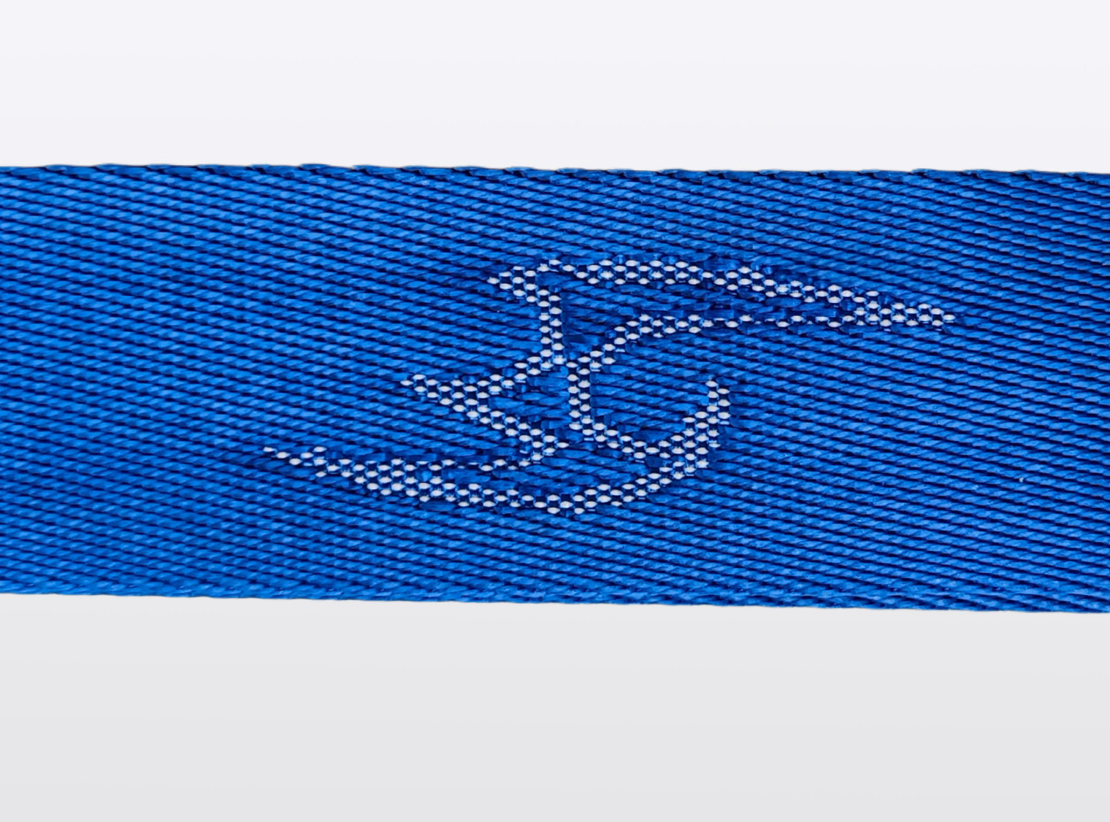 Niebieski brelok z taśmy szutrowej z autorską grafiką