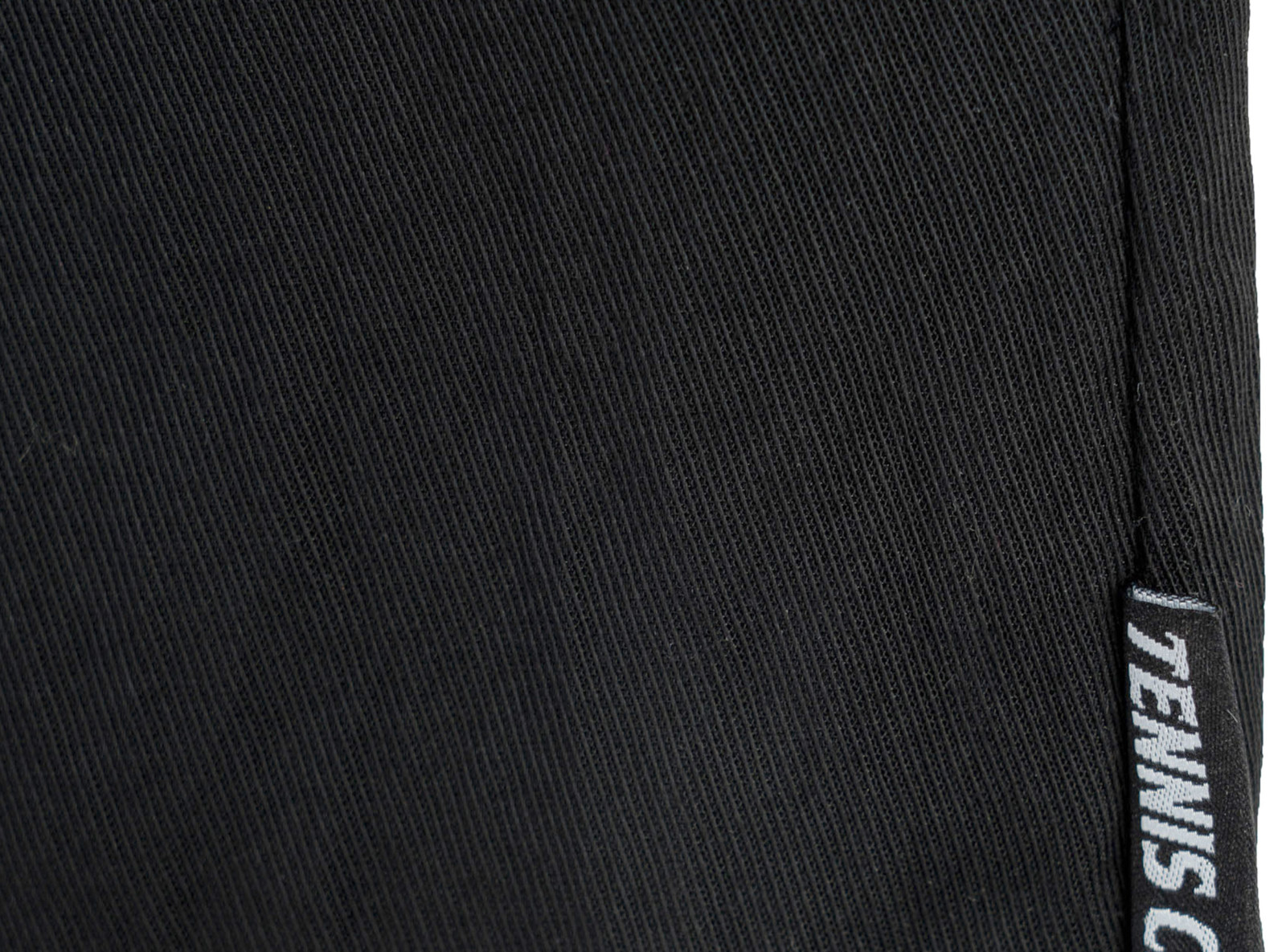 Czarne krótkie spodenki z minimalistyczną naszywką