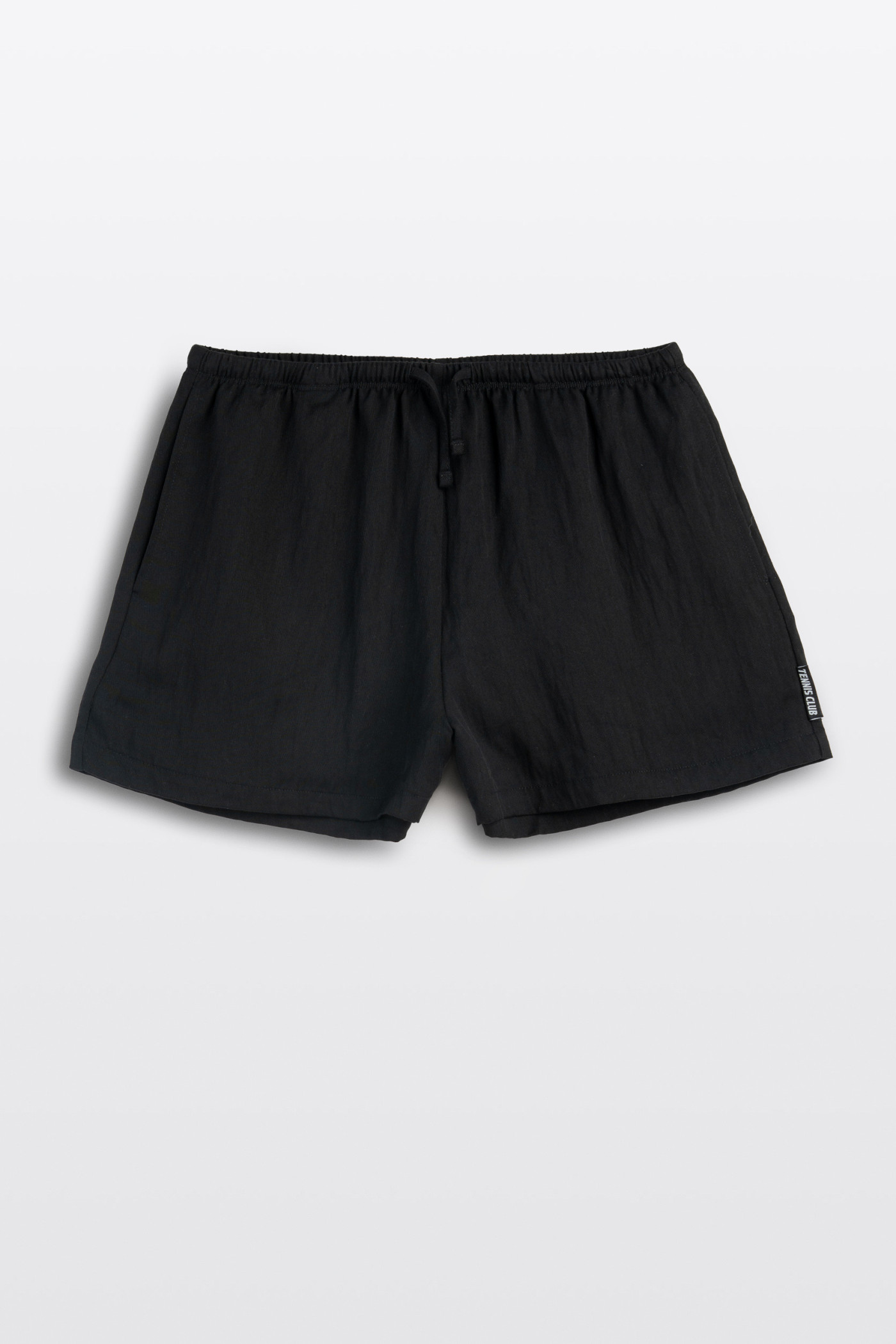 Czarne krótkie spodenki z minimalistyczną naszywką