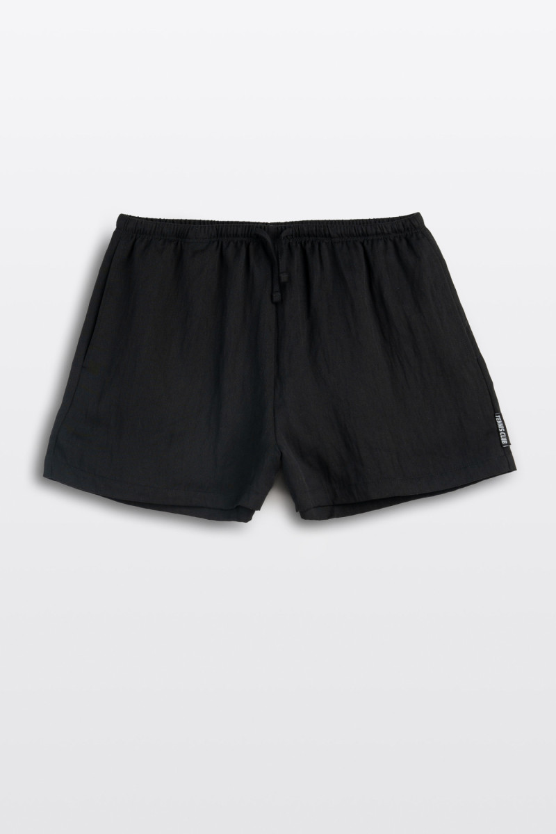 Czarne krótkie spodenki z minimalistyczną naszywką