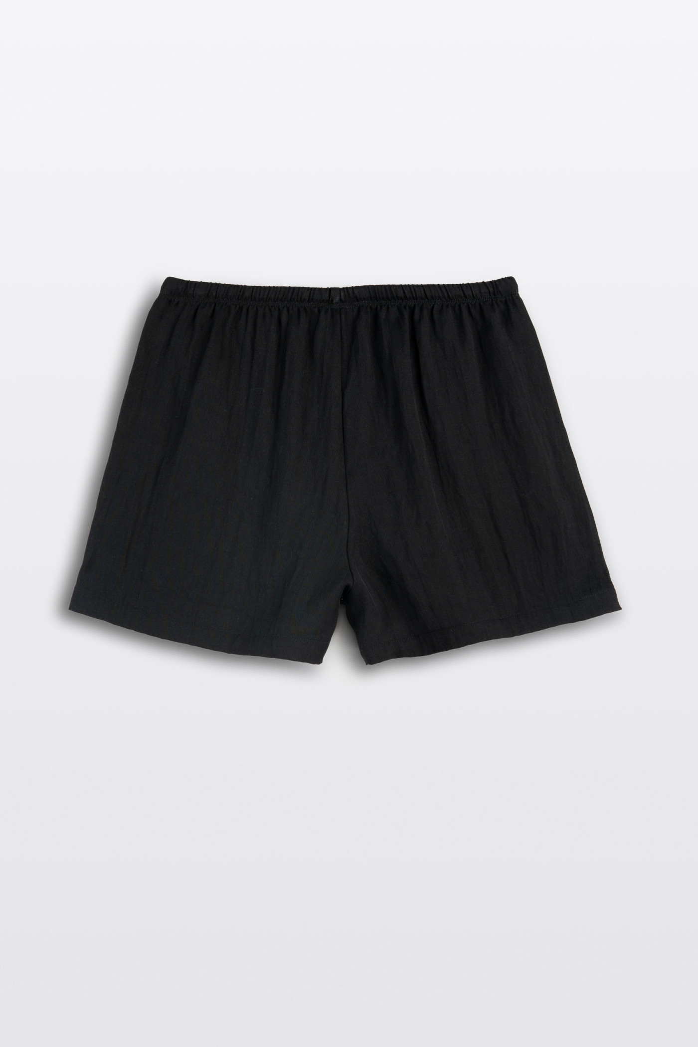 Czarne krótkie spodenki z minimalistyczną naszywką