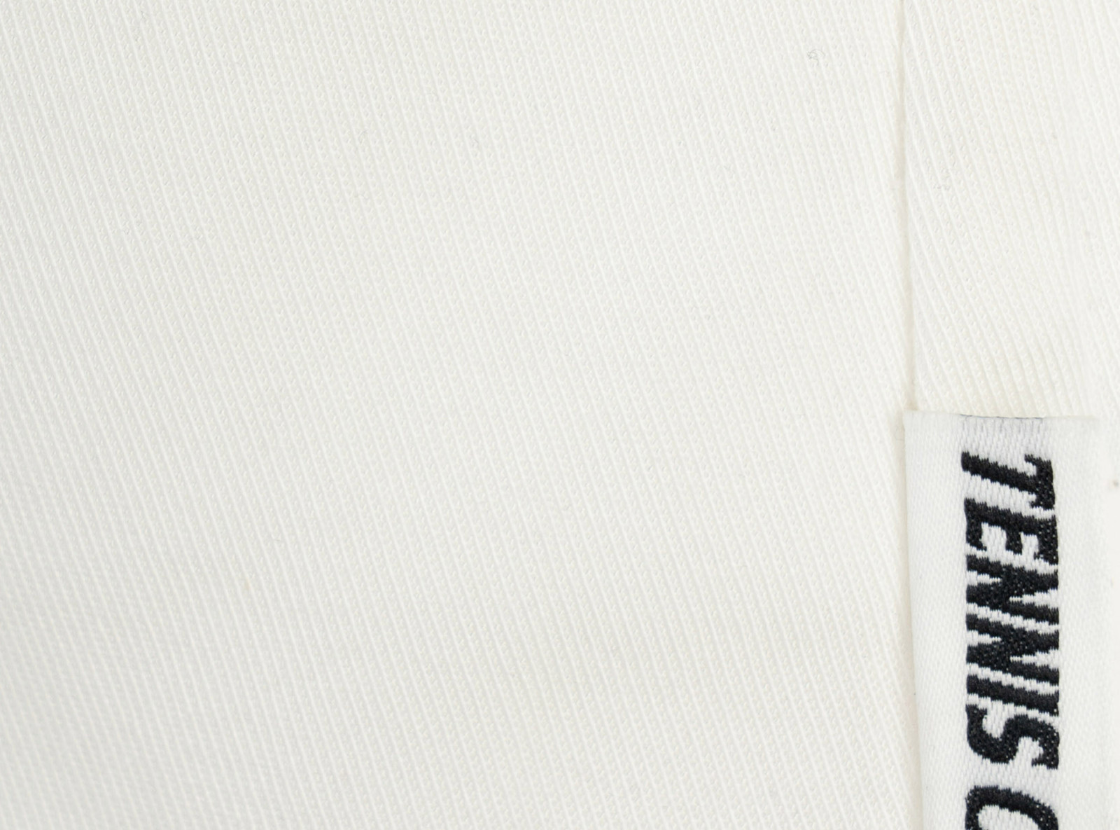 Kremowe krótkie spodenki z minimalistyczną naszywką