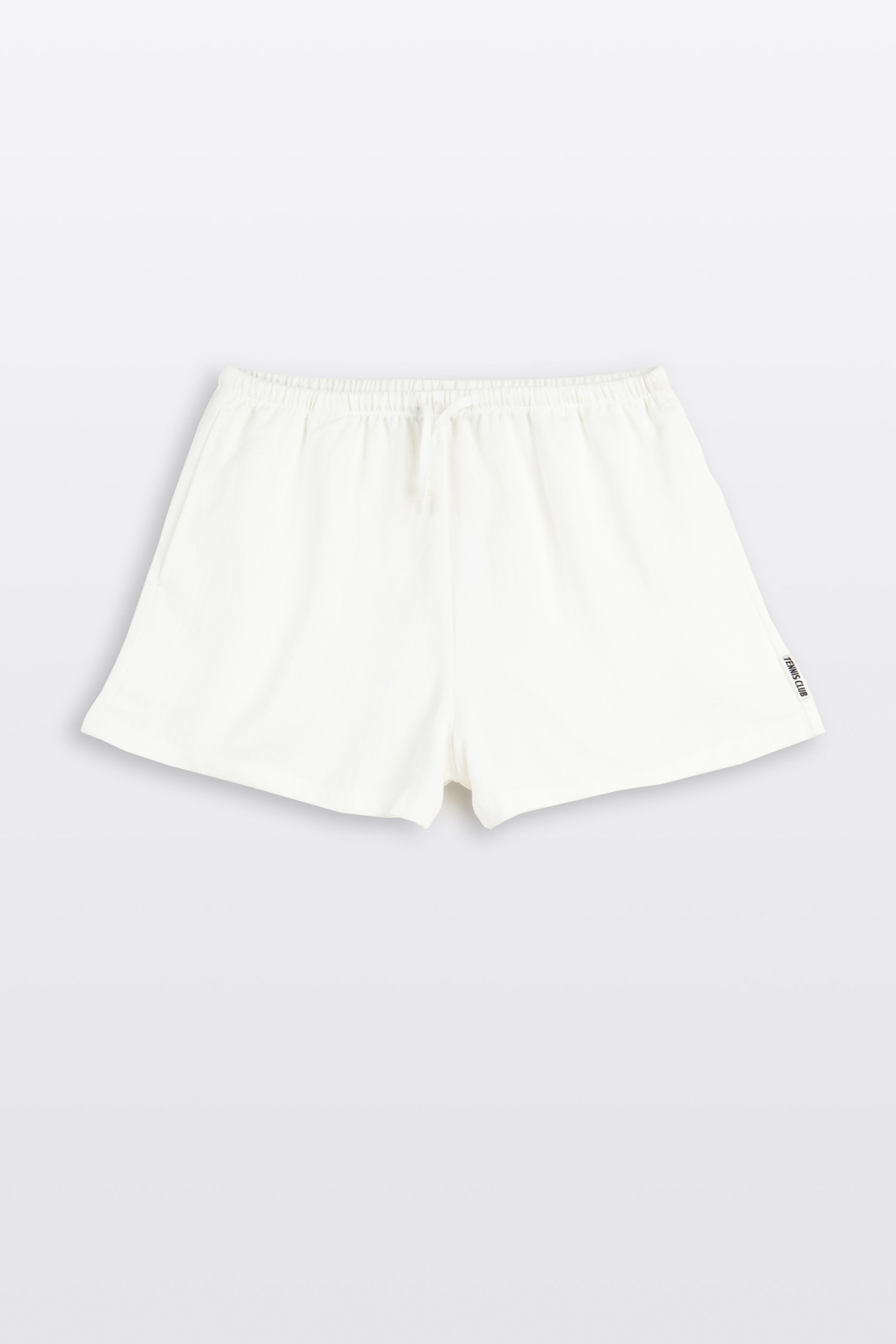 Kremowe krótkie spodenki z minimalistyczną naszywką