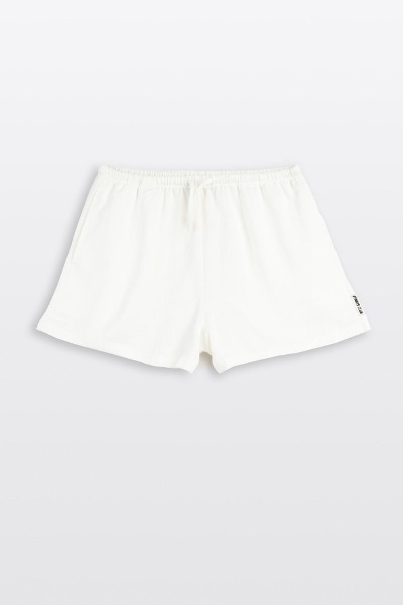 Kremowe krótkie spodenki z minimalistyczną naszywką