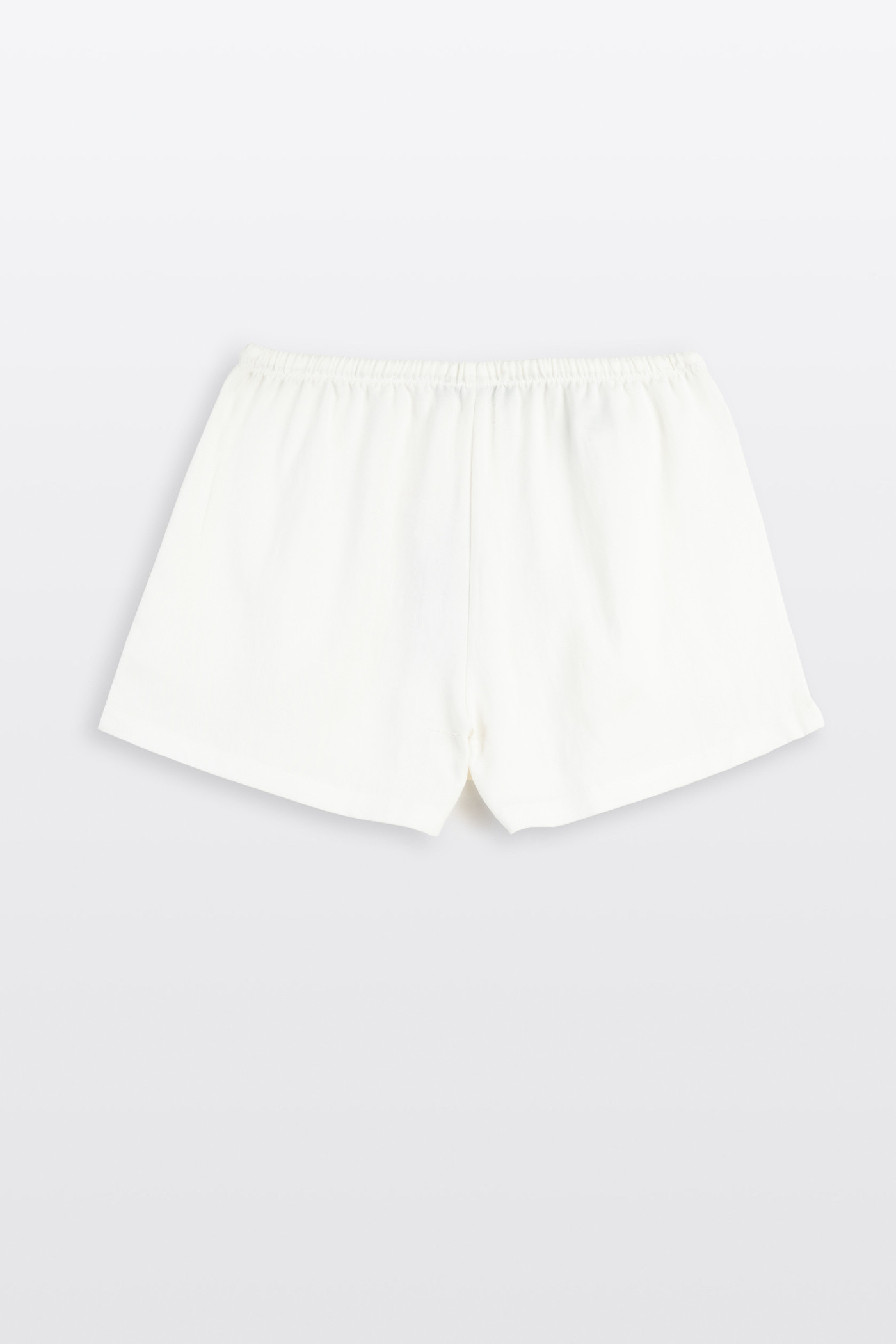 Kremowe krótkie spodenki z minimalistyczną naszywką