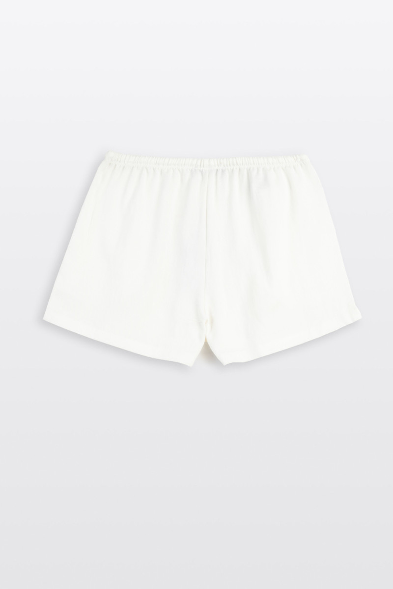 Kremowe krótkie spodenki z minimalistyczną naszywką