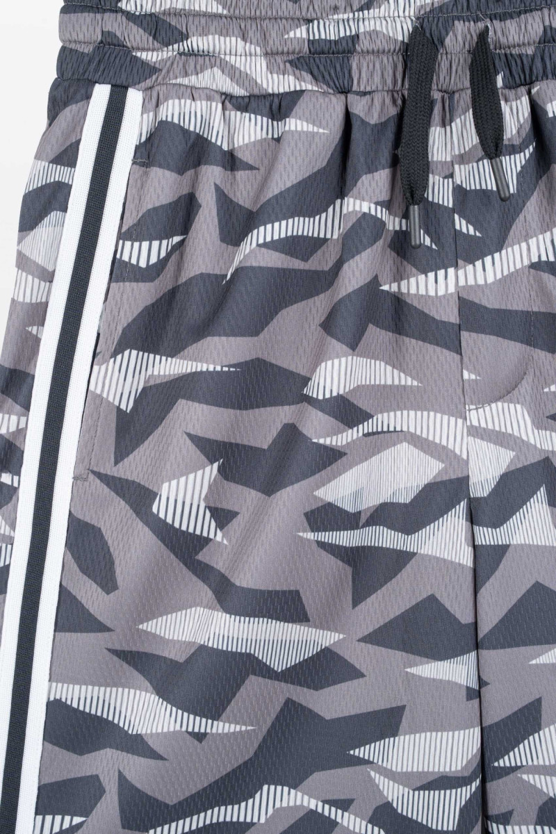 Szare krótkie spodenki z kontrastowymi lampasami z nadrukiem na całości