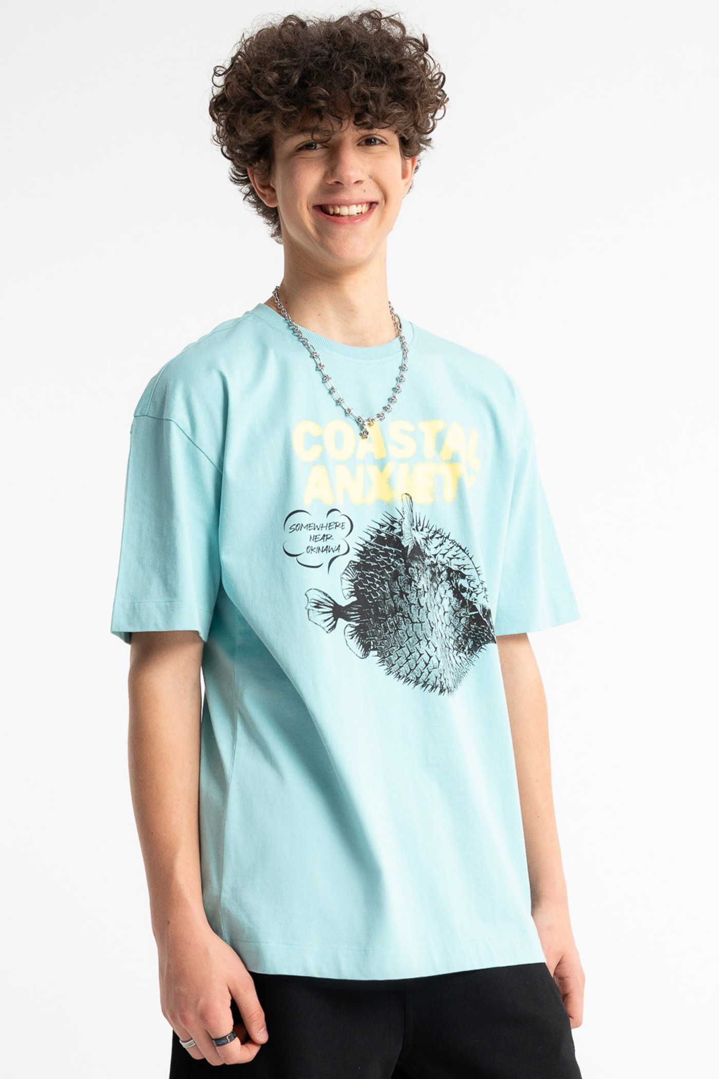 Jasnoniebieski t-shirt LOOSE z autorską grafiką z przodu