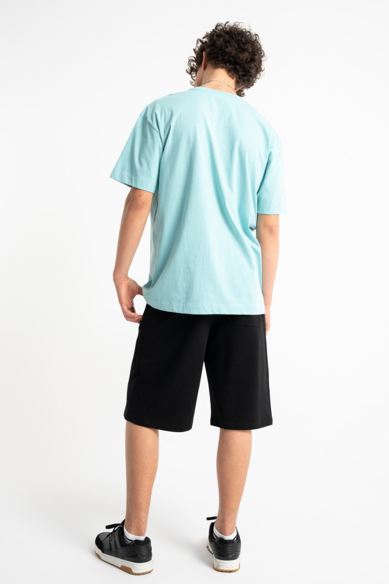 Jasnoniebieski t-shirt LOOSE z autorską grafiką z przodu