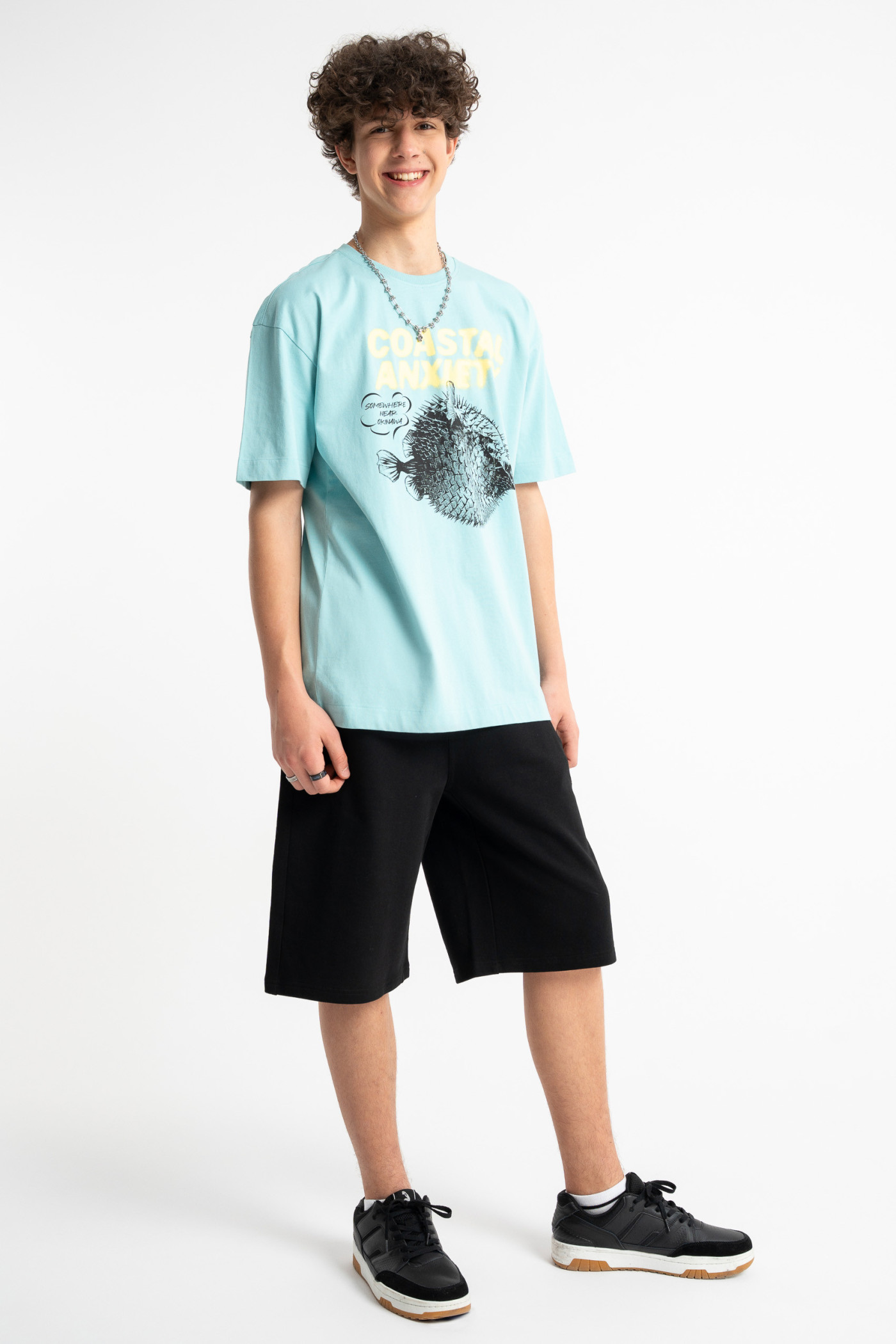 Jasnoniebieski t-shirt LOOSE z autorską grafiką z przodu