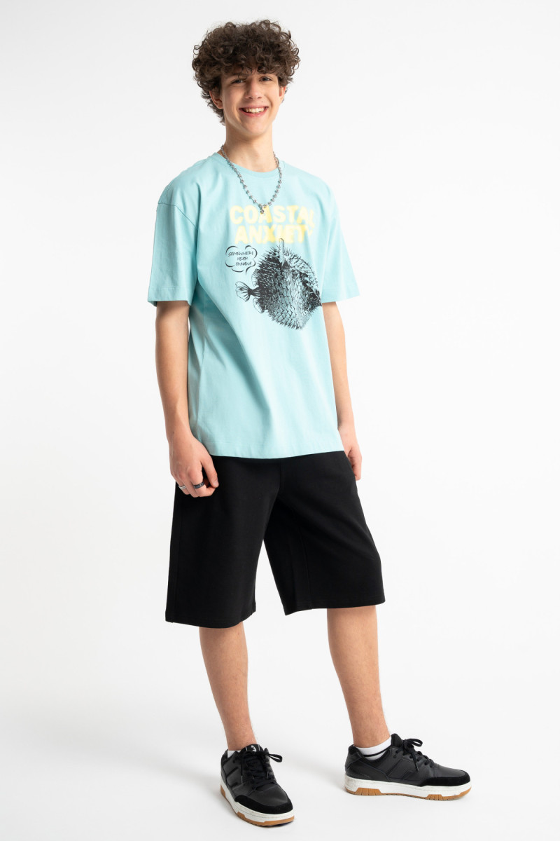 Jasnoniebieski t-shirt LOOSE z autorską grafiką z przodu