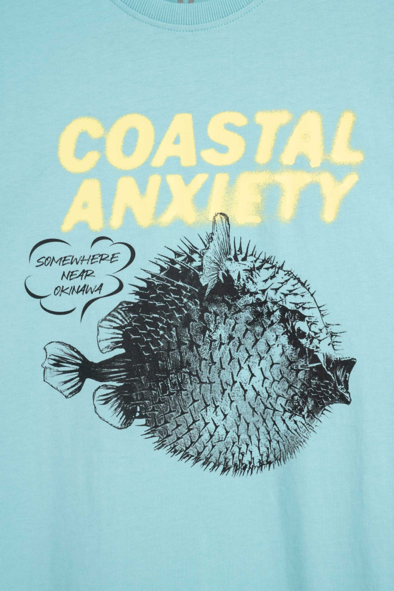 Jasnoniebieski t-shirt LOOSE z autorską grafiką z przodu