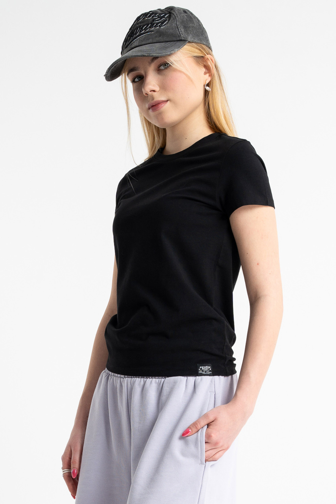 Czarna bluzka SLIM z minimalistyczną naszywką z krótkimi rękawami