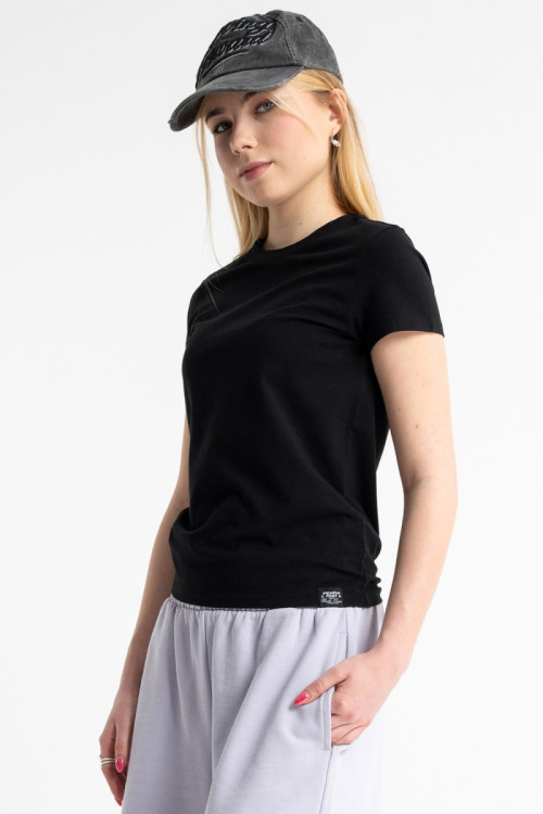 Czarna bluzka SLIM z minimalistyczną naszywką z krótkimi rękawami