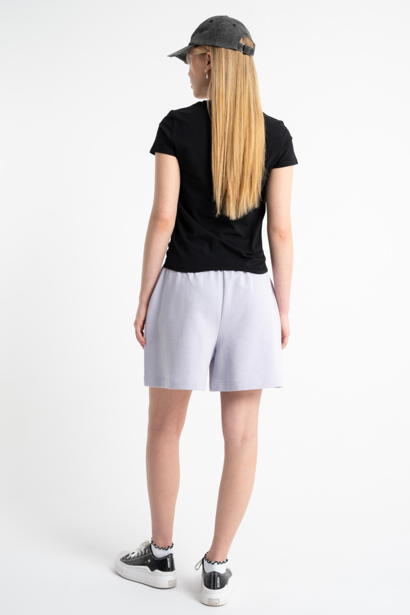 Czarna bluzka SLIM z minimalistyczną naszywką z krótkimi rękawami