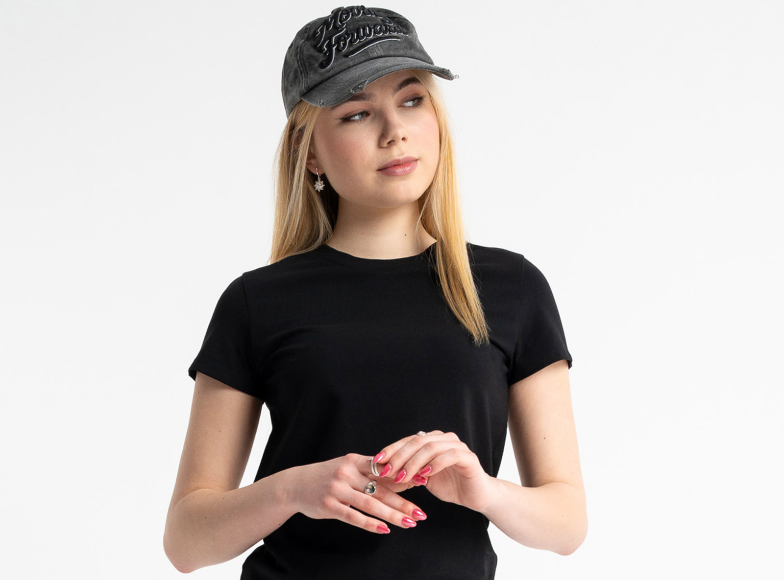 Czarna bluzka SLIM z minimalistyczną naszywką z krótkimi rękawami