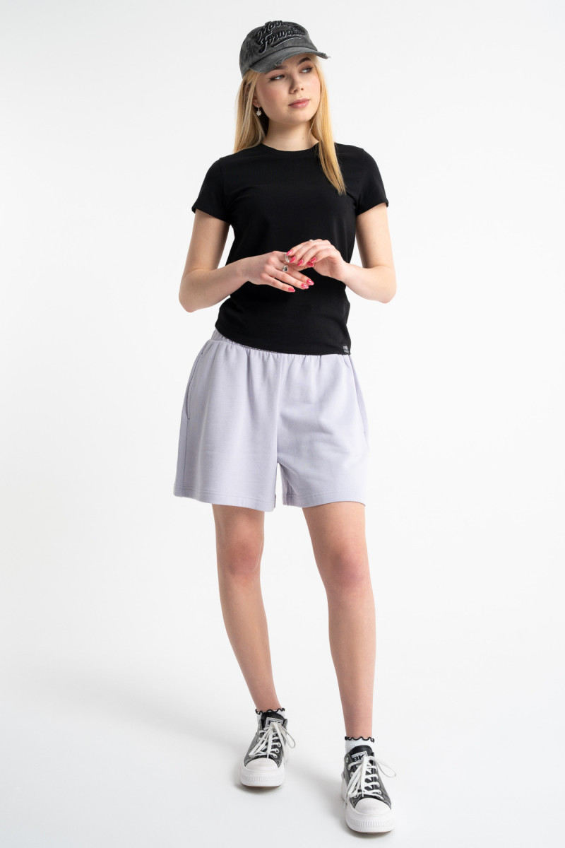 Czarna bluzka SLIM z minimalistyczną naszywką z krótkimi rękawami