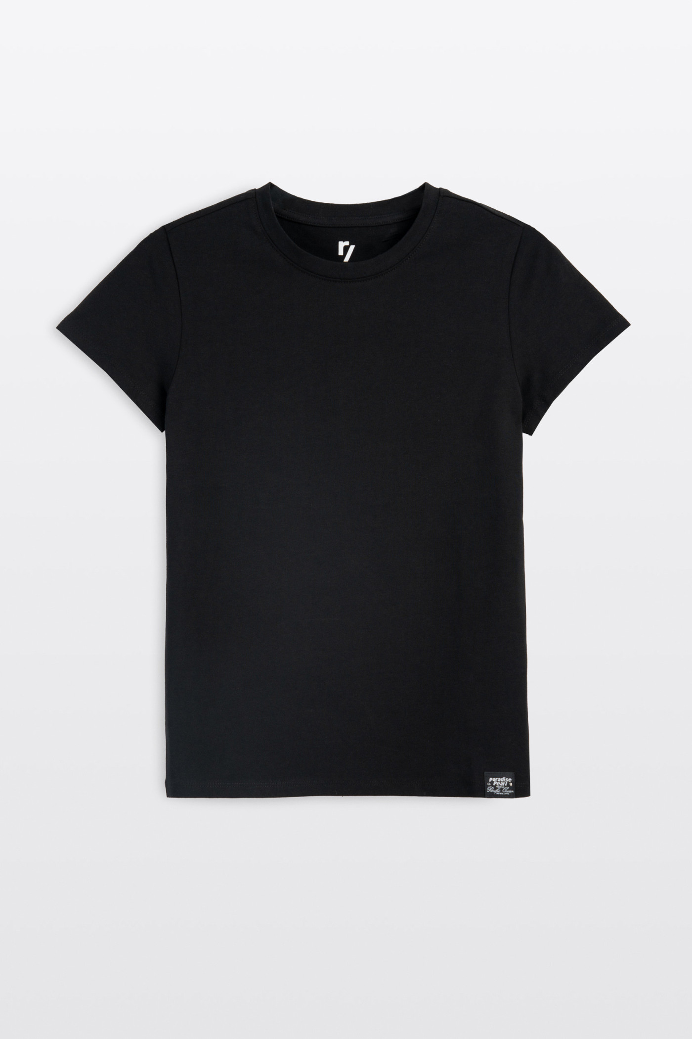 Czarna bluzka SLIM z minimalistyczną naszywką z krótkimi rękawami