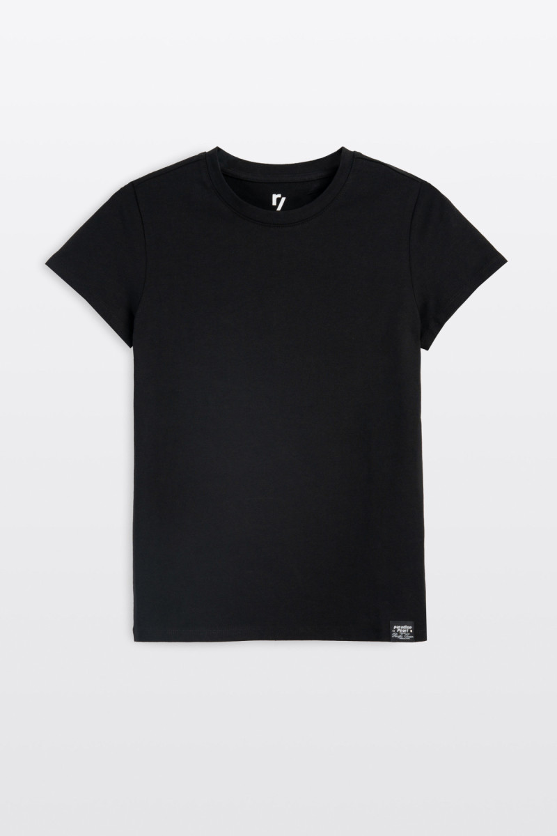 Czarna bluzka SLIM z minimalistyczną naszywką z krótkimi rękawami