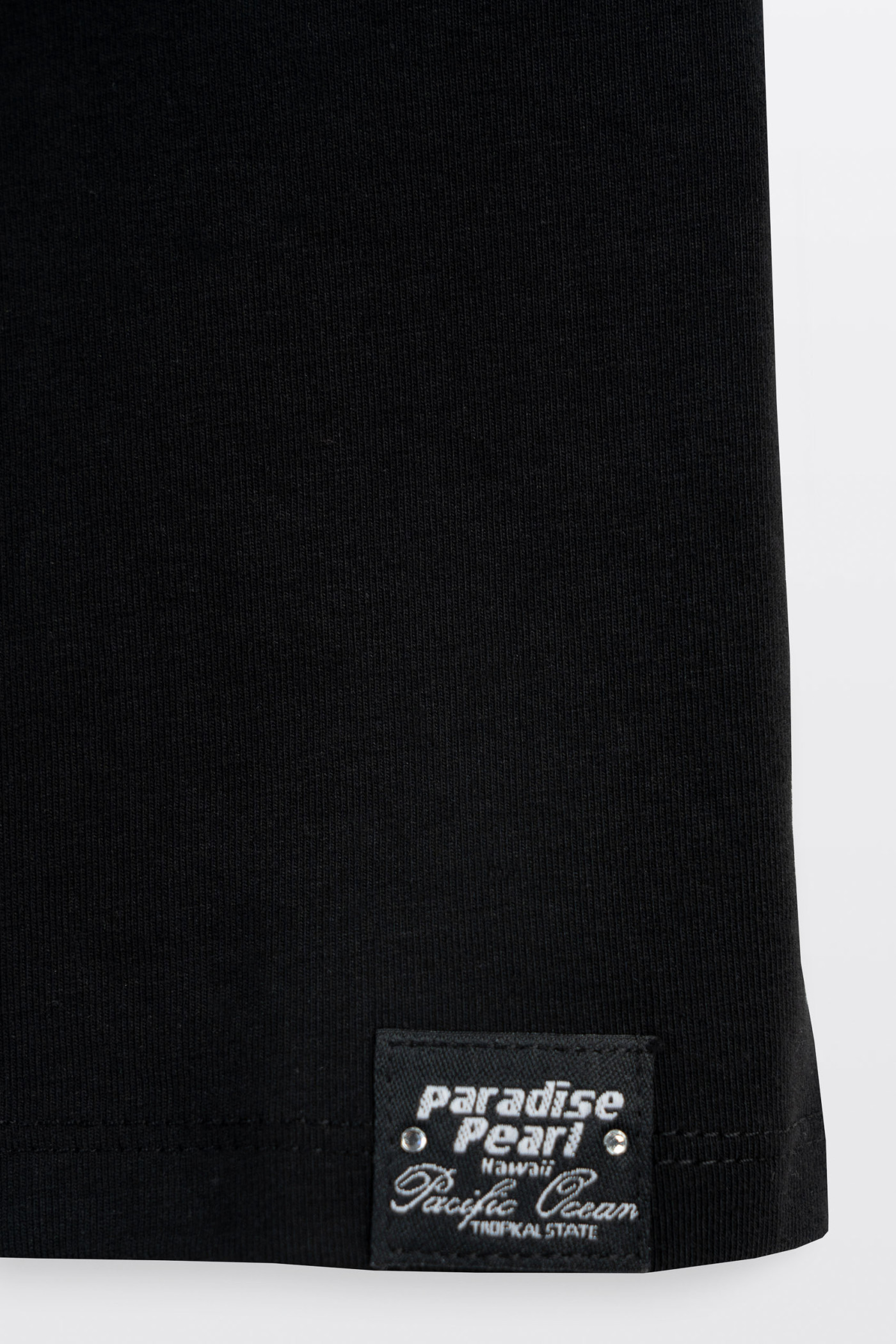 Czarna bluzka SLIM z minimalistyczną naszywką z krótkimi rękawami