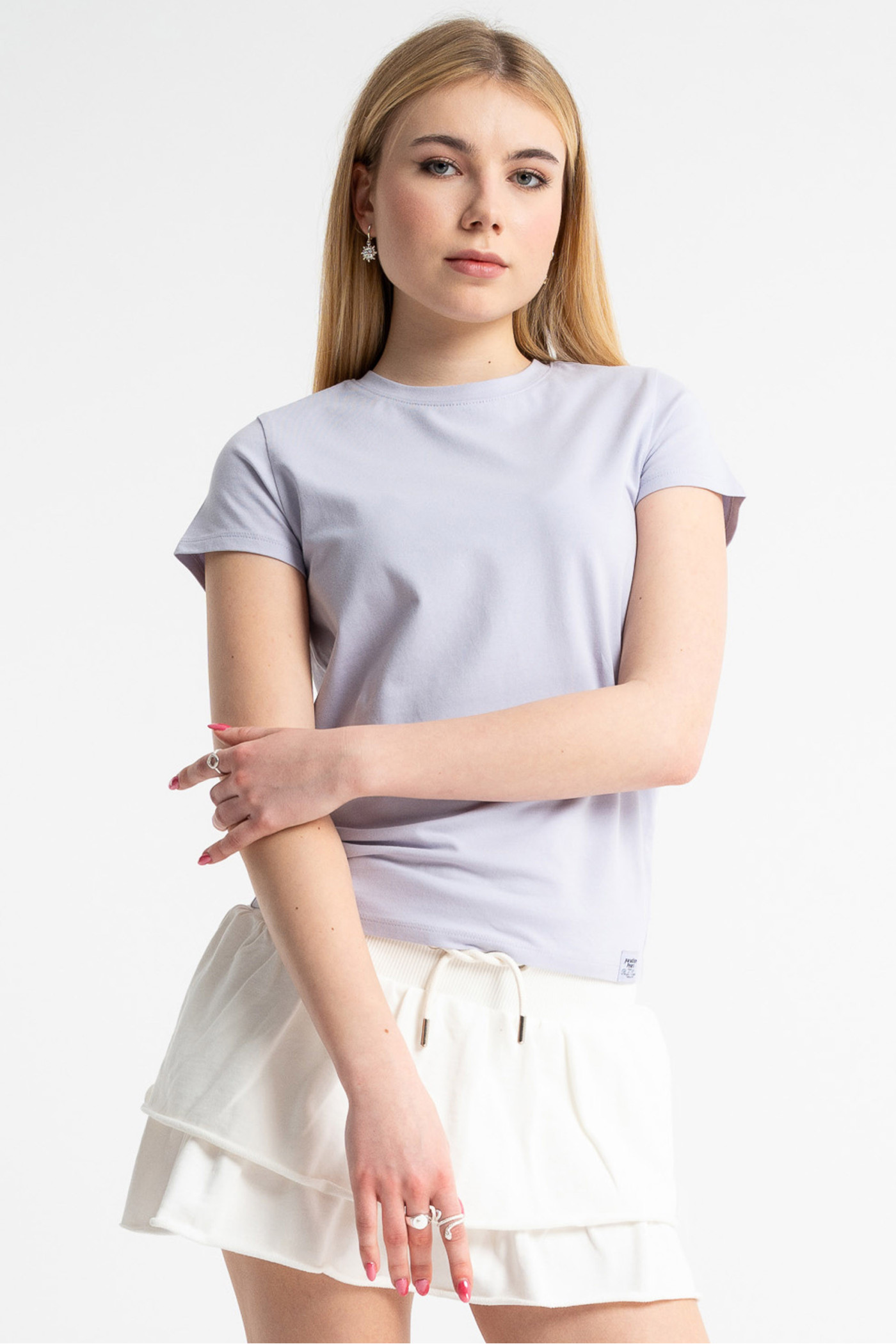 Fioletowa bluzka SLIM z minimalistyczną naszywką z krótkimi rękawami