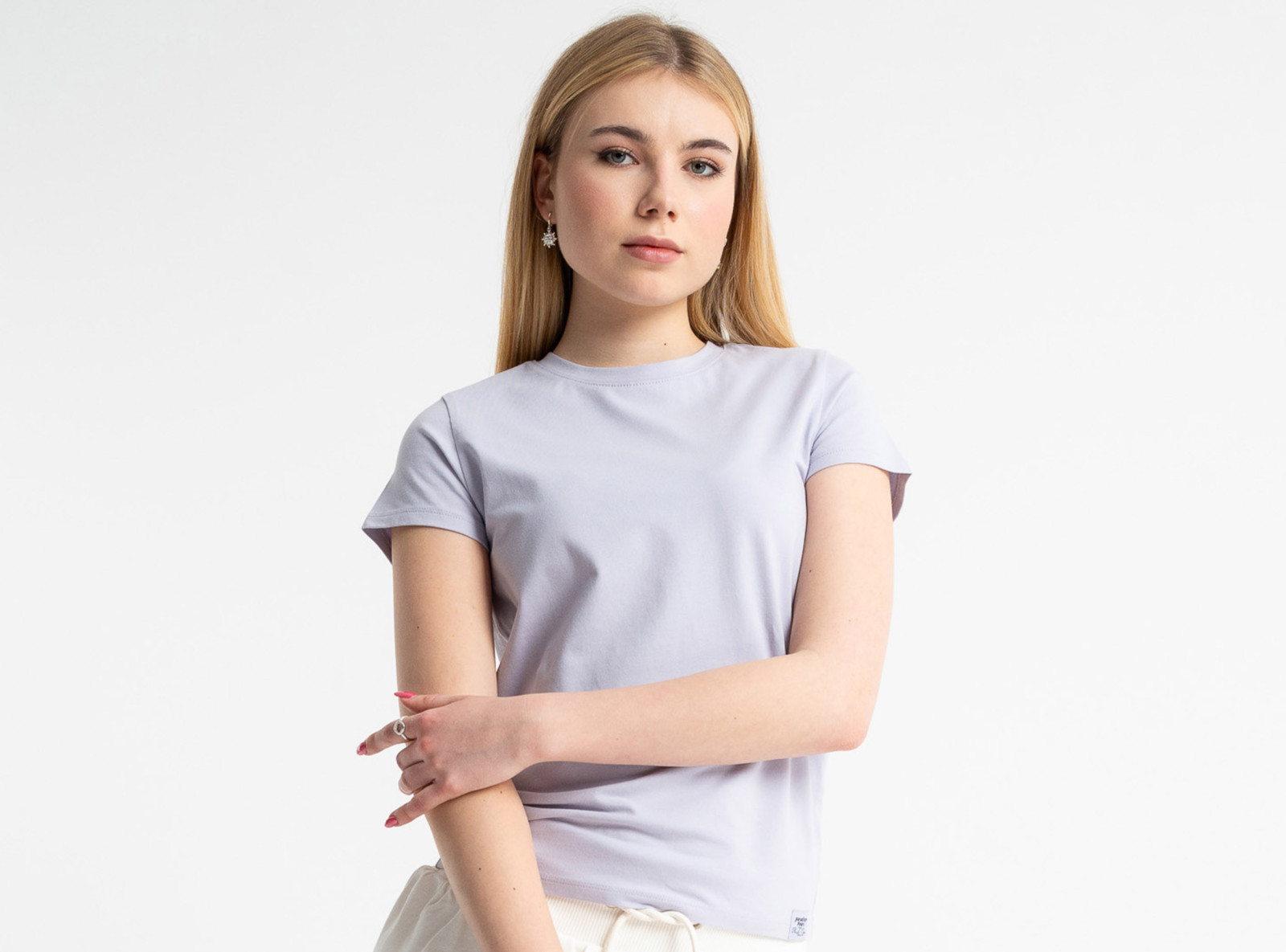 Fioletowa bluzka SLIM z minimalistyczną naszywką z krótkimi rękawami