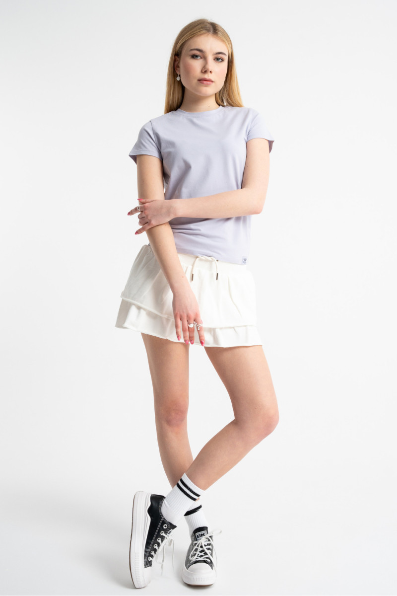 Fioletowa bluzka SLIM z minimalistyczną naszywką z krótkimi rękawami