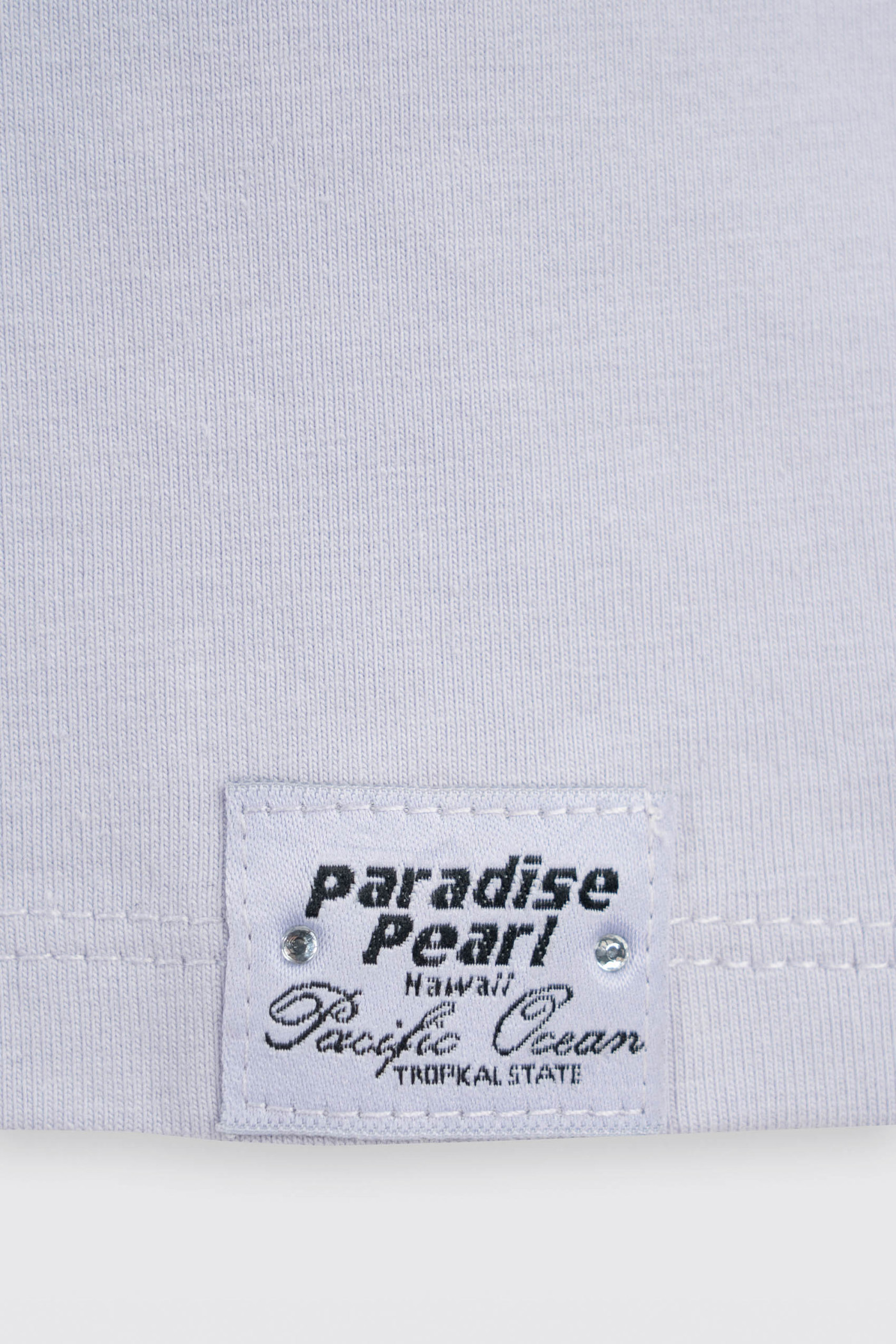 Fioletowa bluzka SLIM z minimalistyczną naszywką z krótkimi rękawami