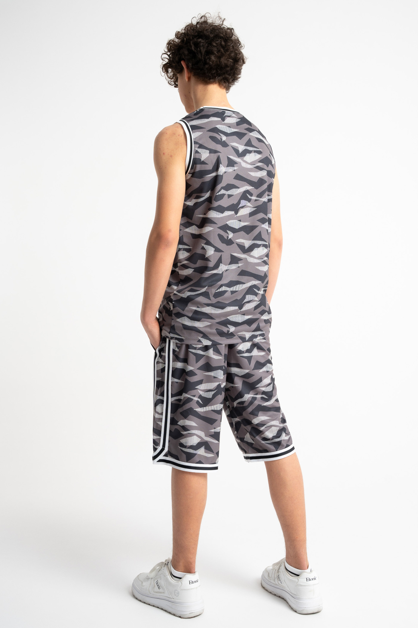 Szary t-shirt bez rękawów w stylu sportowym z nadrukiem na całości