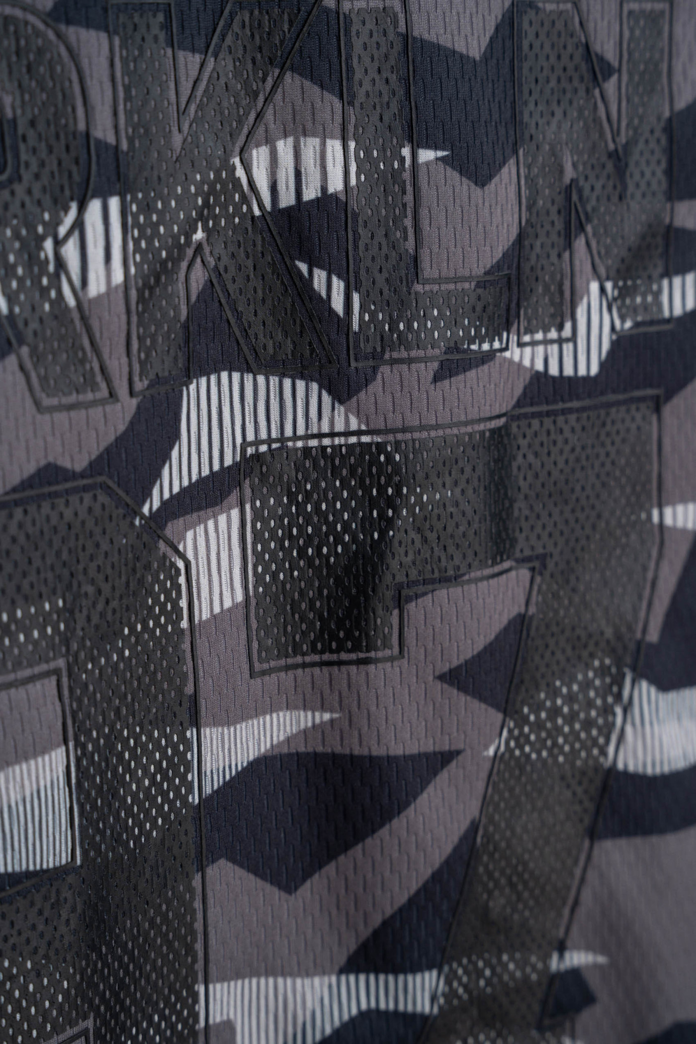 Szary t-shirt bez rękawów w stylu sportowym z nadrukiem na całości