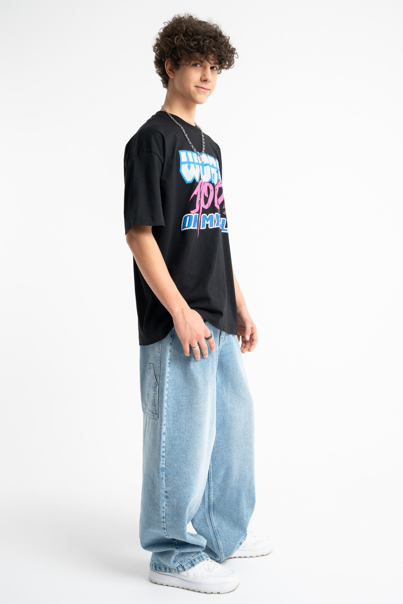 Czarny t-shirt OVERSIZE z autorską grafiką z przodu