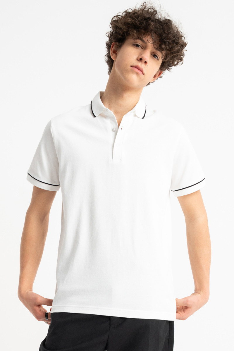 Koszulka polo chłopięca regular z krótkim rękawem z czarnymi elementami, biały