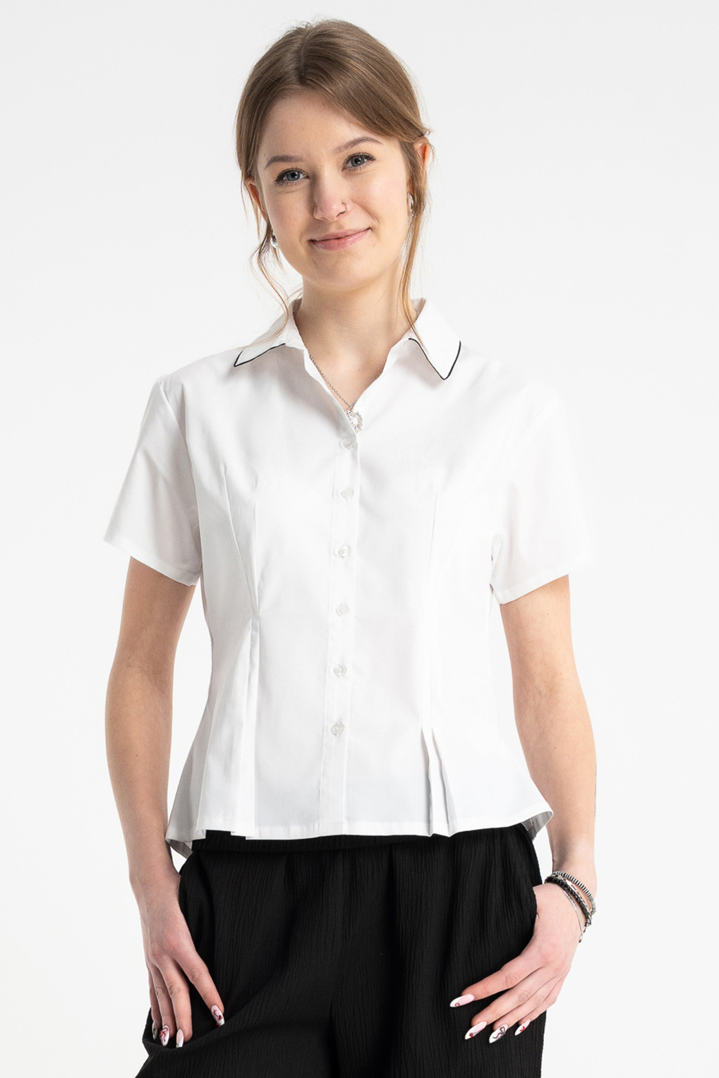 Biała koszula z krótkim rękawem z kontrastową lamówką