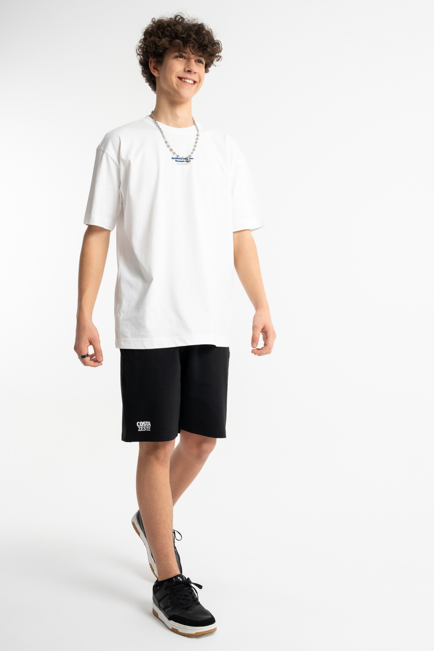 Czarne krótkie spodenki z minimalistycznym nadrukiem