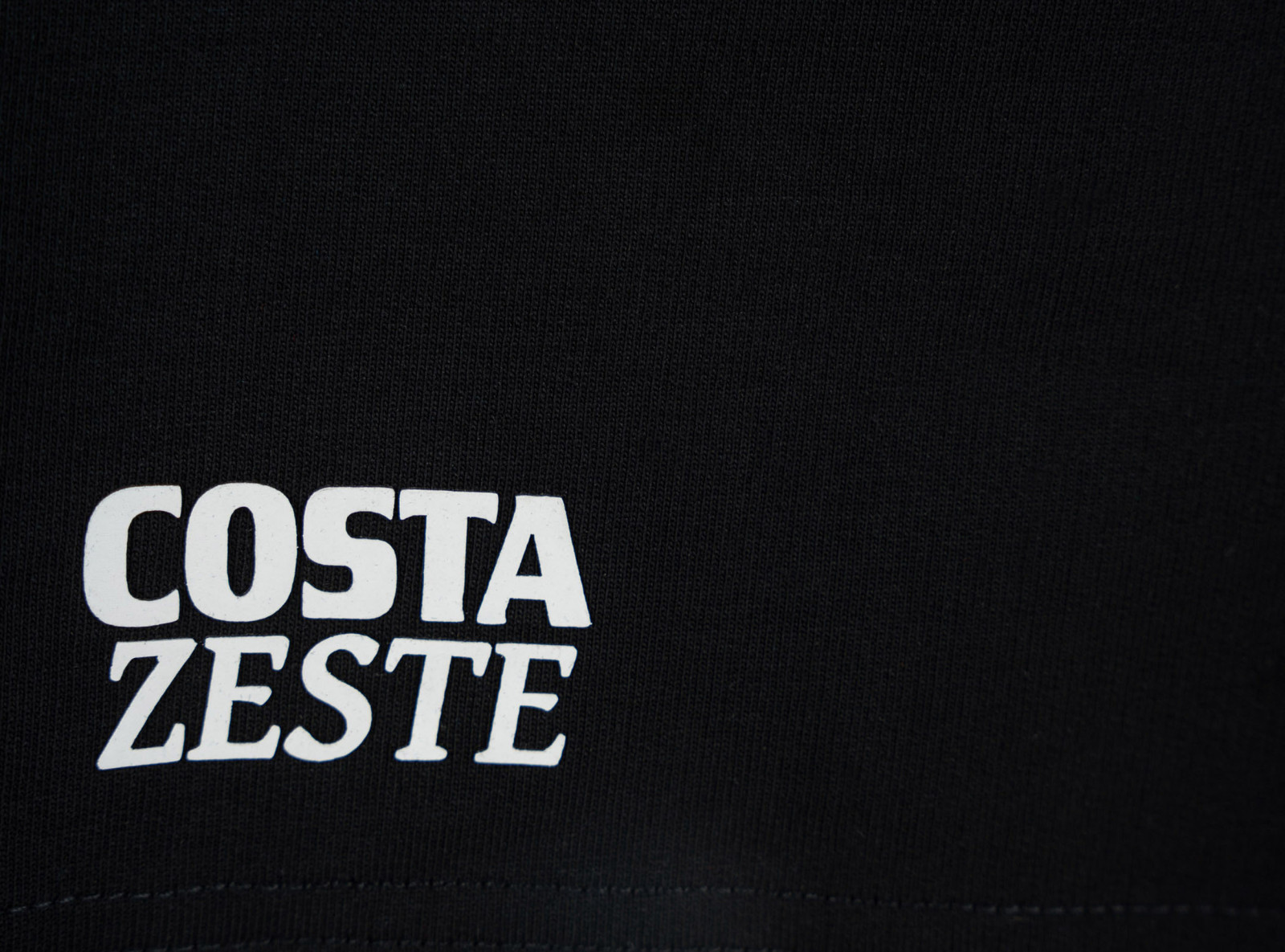 Czarne krótkie spodenki z minimalistycznym nadrukiem