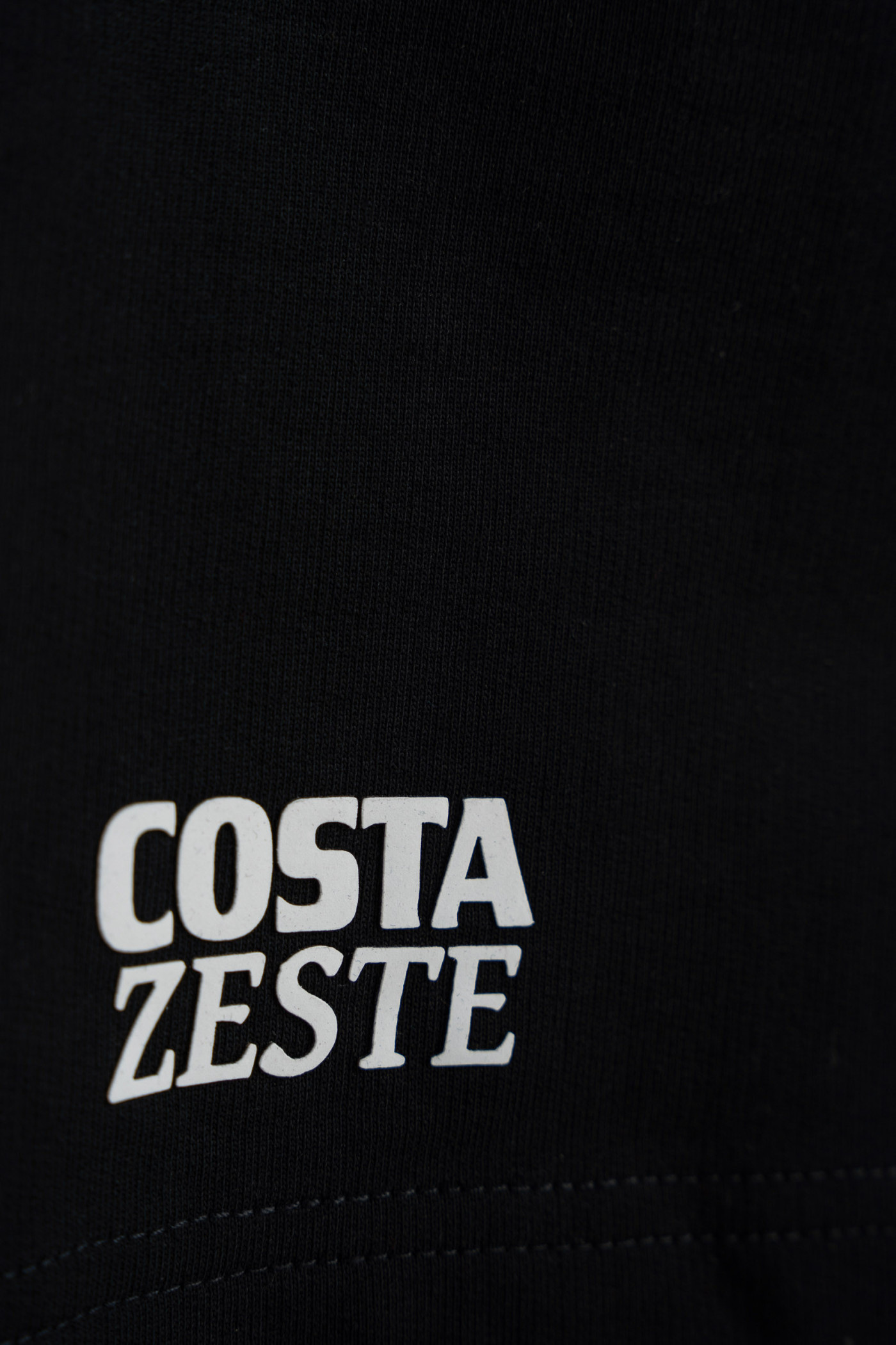 Czarne krótkie spodenki z minimalistycznym nadrukiem