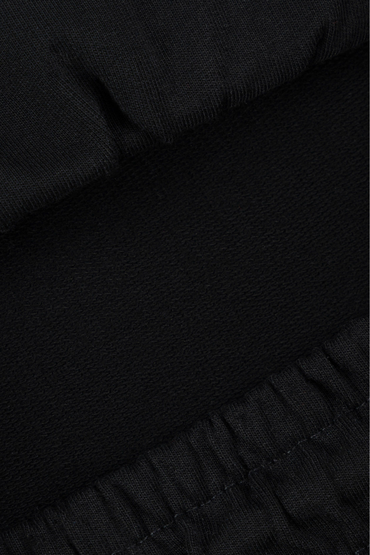 Czarne krótkie spodenki z minimalistycznym nadrukiem