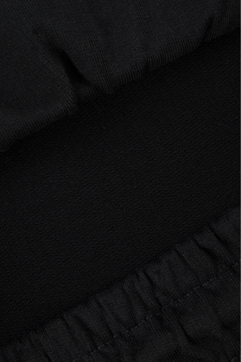 Czarne krótkie spodenki z minimalistycznym nadrukiem