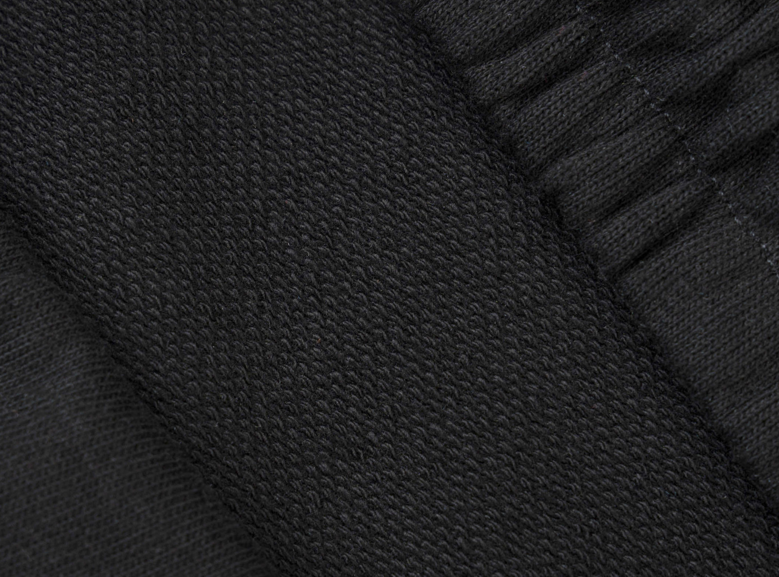 Czarne krótkie spodenki z minimalistycznym nadrukiem