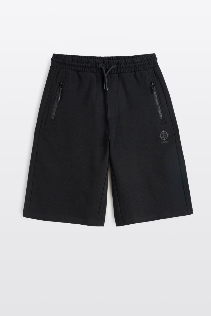 Czarne krótkie spodenki z minimalistycznym nadrukiem