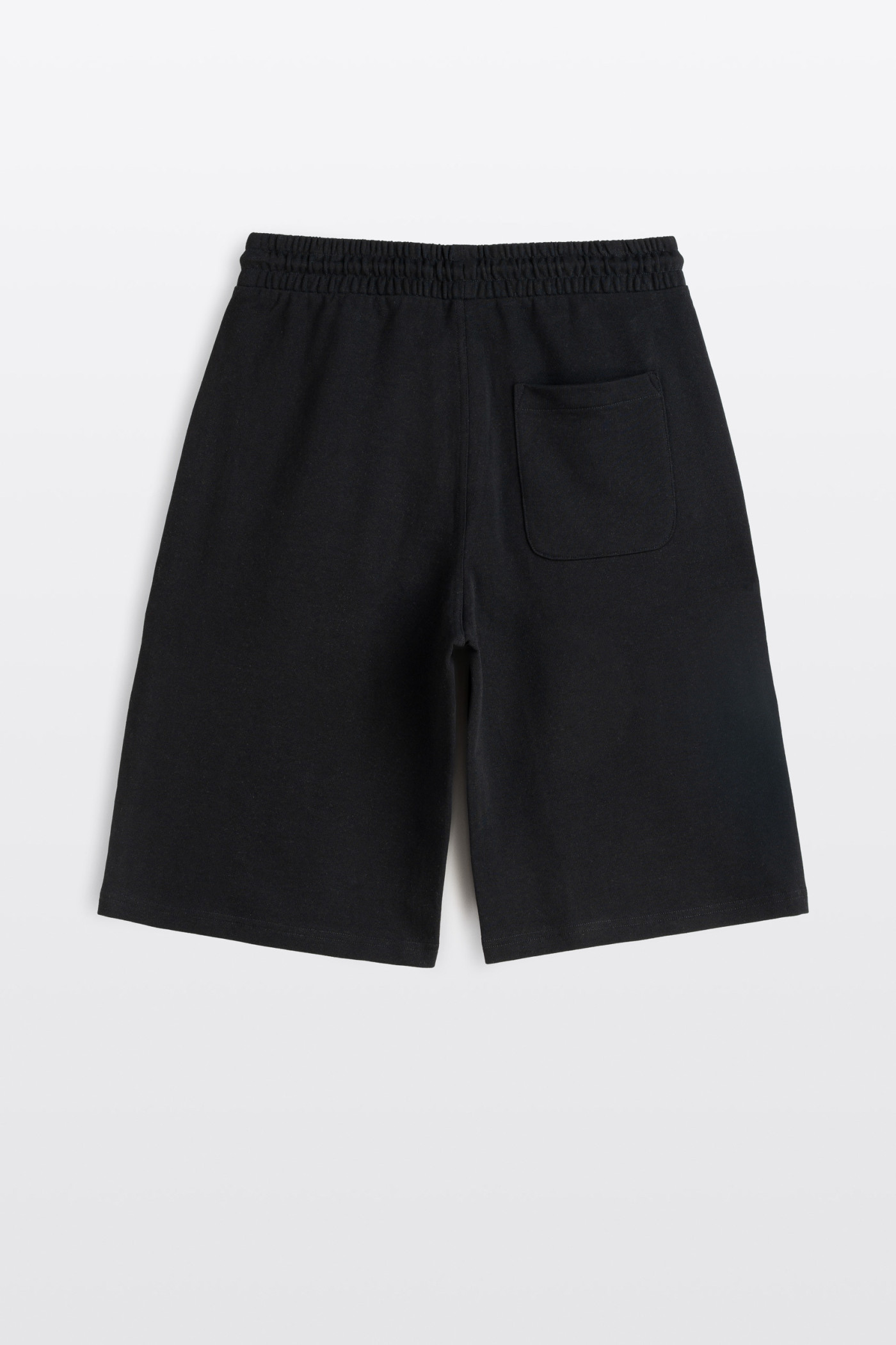 Czarne krótkie spodenki z minimalistycznym nadrukiem