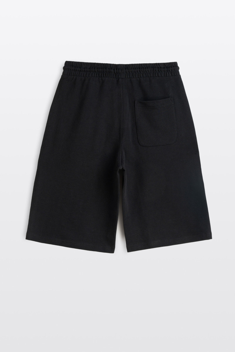 Czarne krótkie spodenki z minimalistycznym nadrukiem