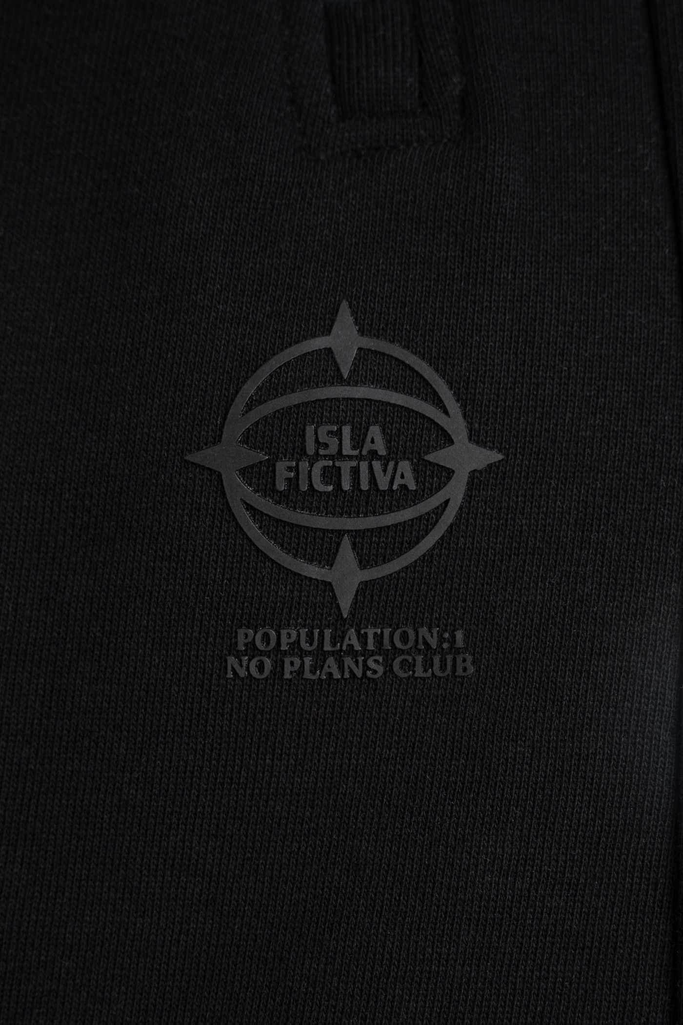 Czarne krótkie spodenki z minimalistycznym nadrukiem