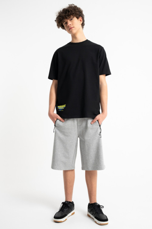 Szare krótkie spodenki z minimalistycznym nadrukiem